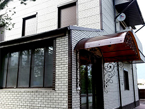 Отделка фасадными панелями Fineber (цокольный сайдинг), серия Кирпич, цвет мелованный белый