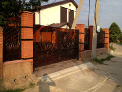 Объект п. Вельяминово - забор из профнастила и кованый забор